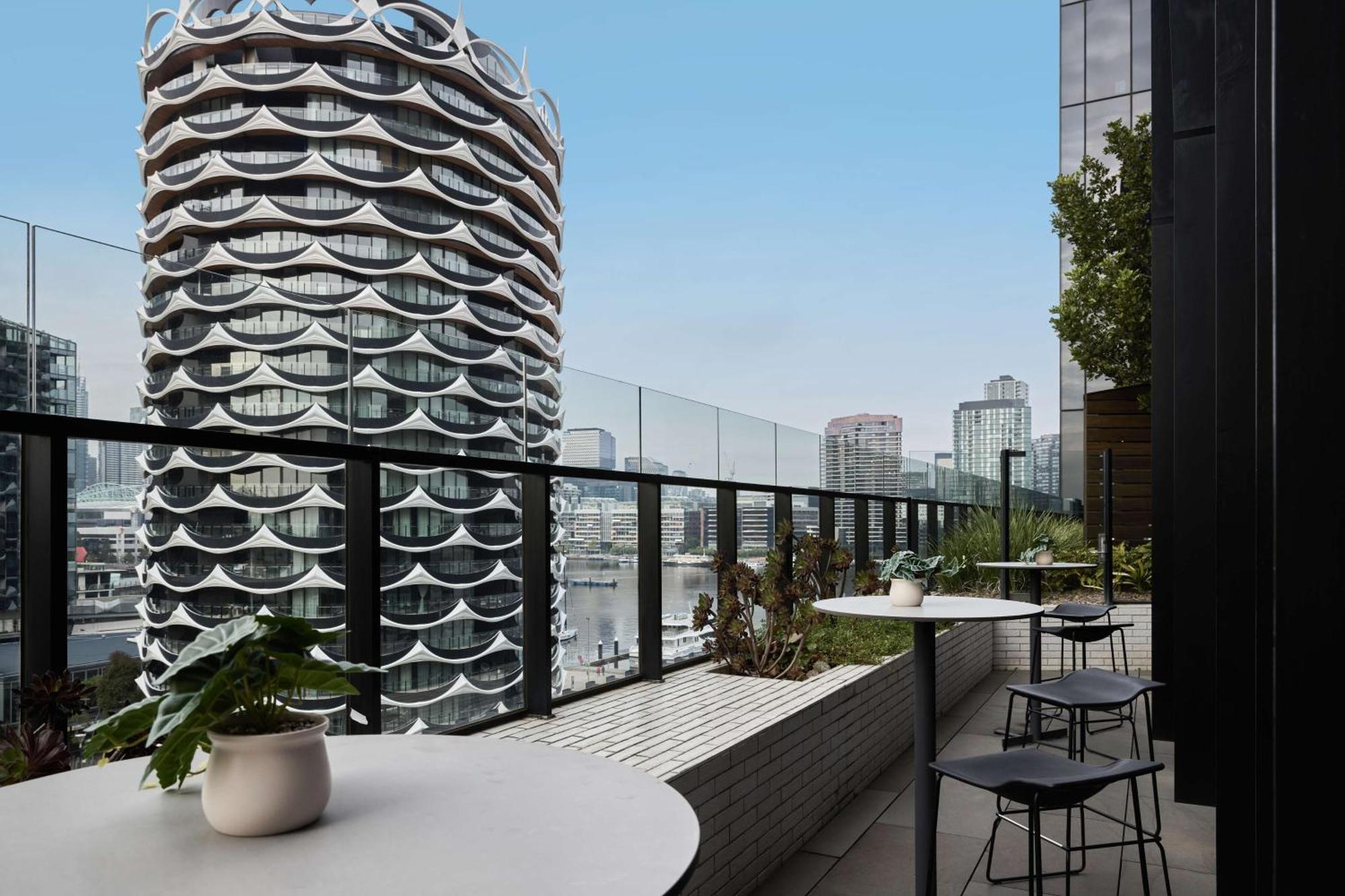 Vibe Hotel Melbourne Docklands Exteriör bild