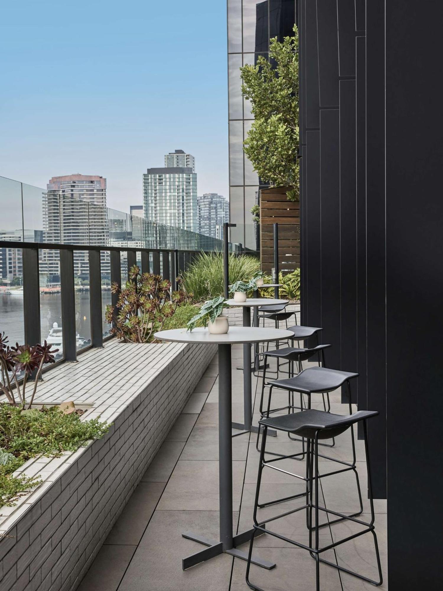 Vibe Hotel Melbourne Docklands Exteriör bild