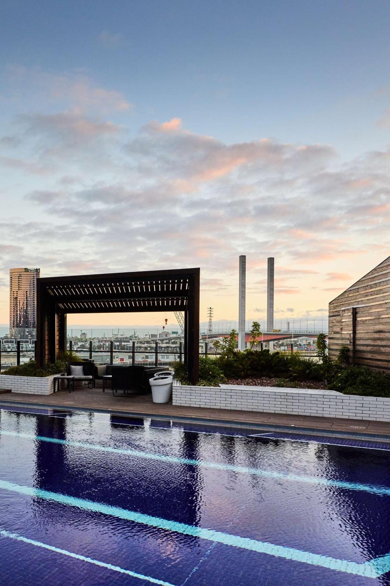 Vibe Hotel Melbourne Docklands Exteriör bild